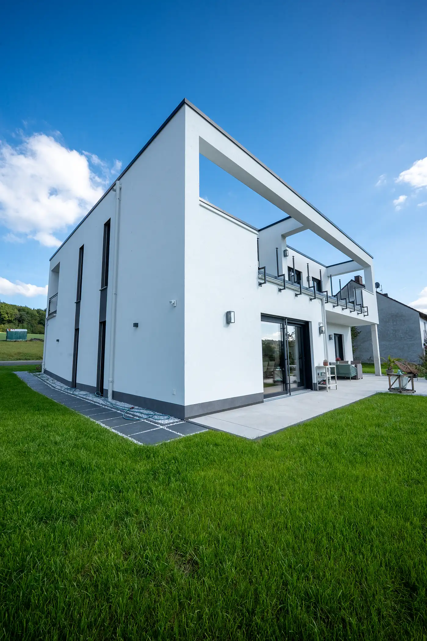 LP Bauträger Darmstadt 5 Modernes Haus mit grünem Rasen