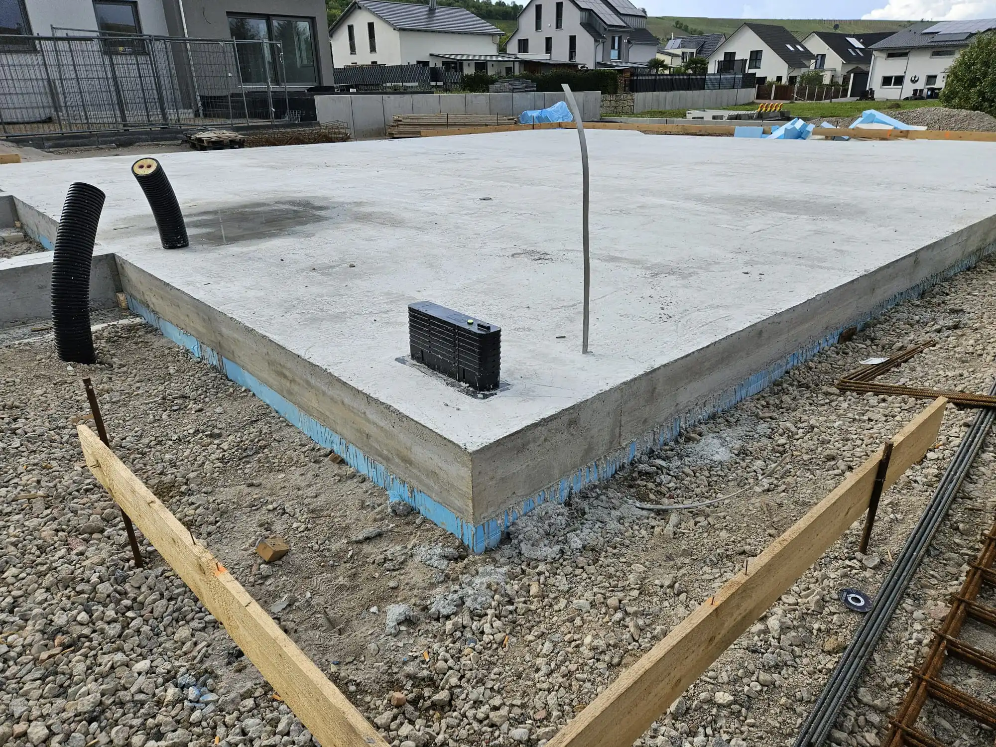 Keller oder Bodenplatte: Betonplatte auf Baustelle, unvollständig