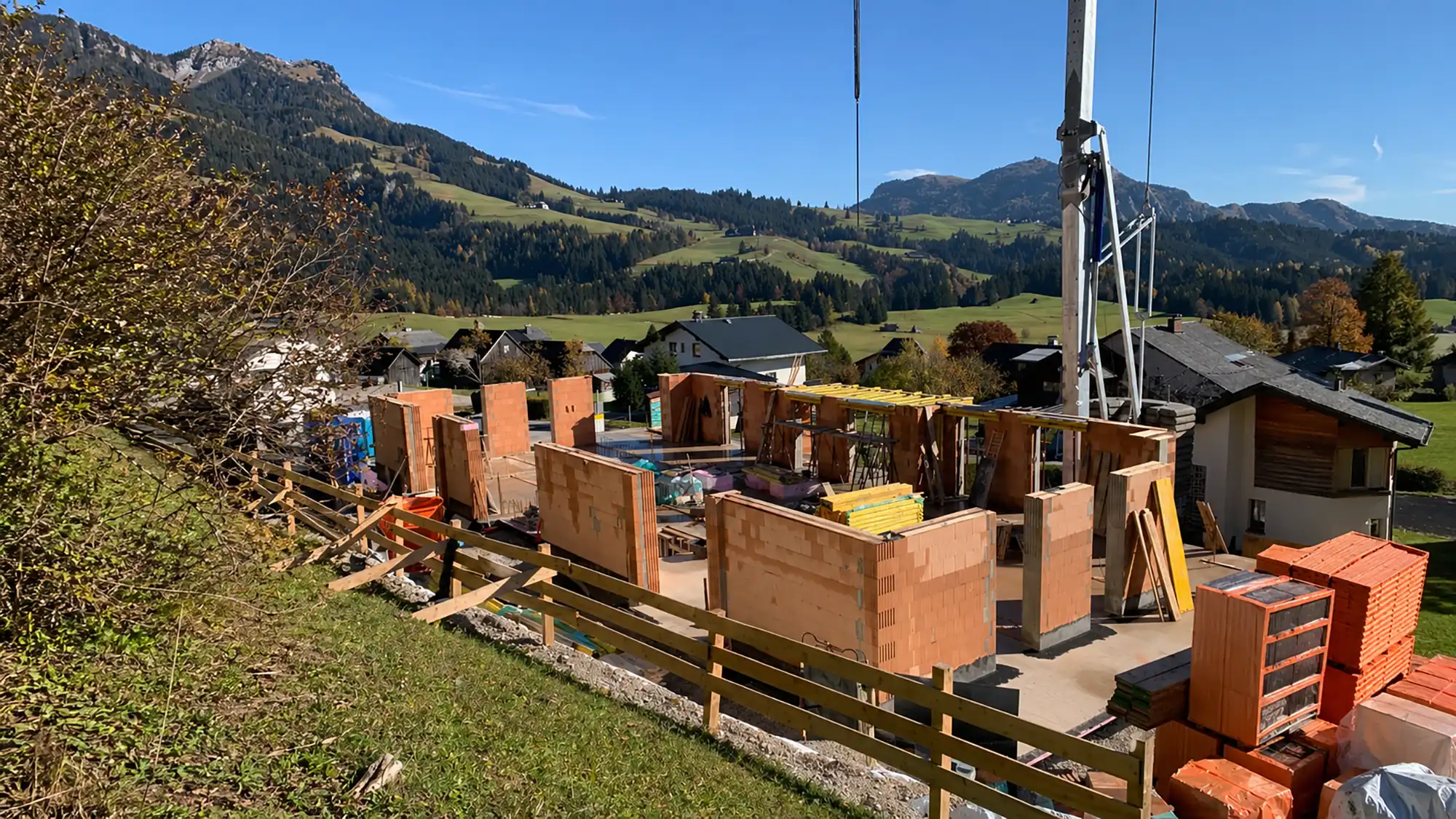 Umweltfreundlicher Hausbau mit massiven Poroton-Ziegeln in malerischer Berglandschaft