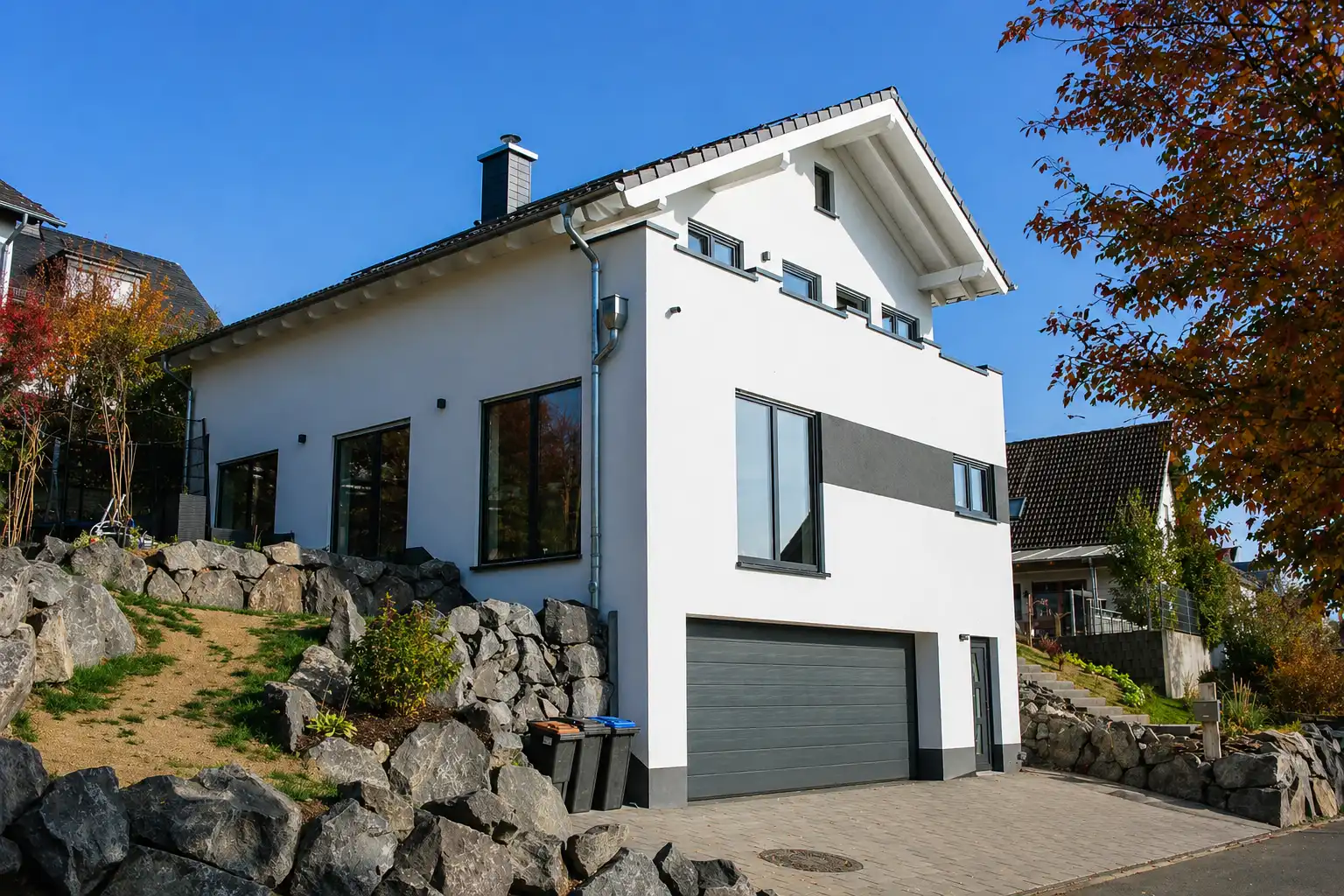 Modernes Haus am Hang mit Garage