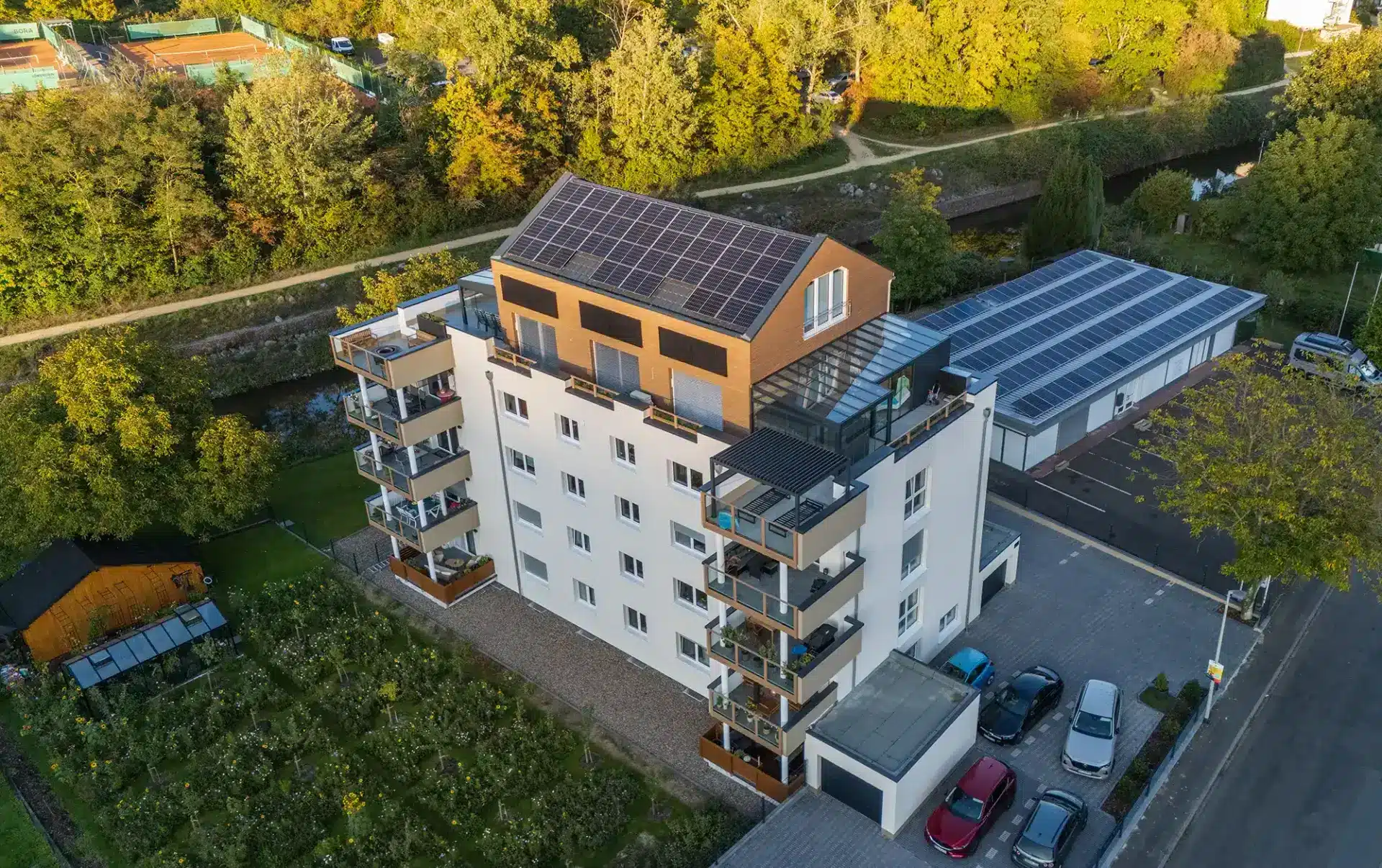 Standortwahl: Hausbau als Kapitalanlage – modernes Mehrfamilienhaus mit Solaranlage in grüner Wohnlage