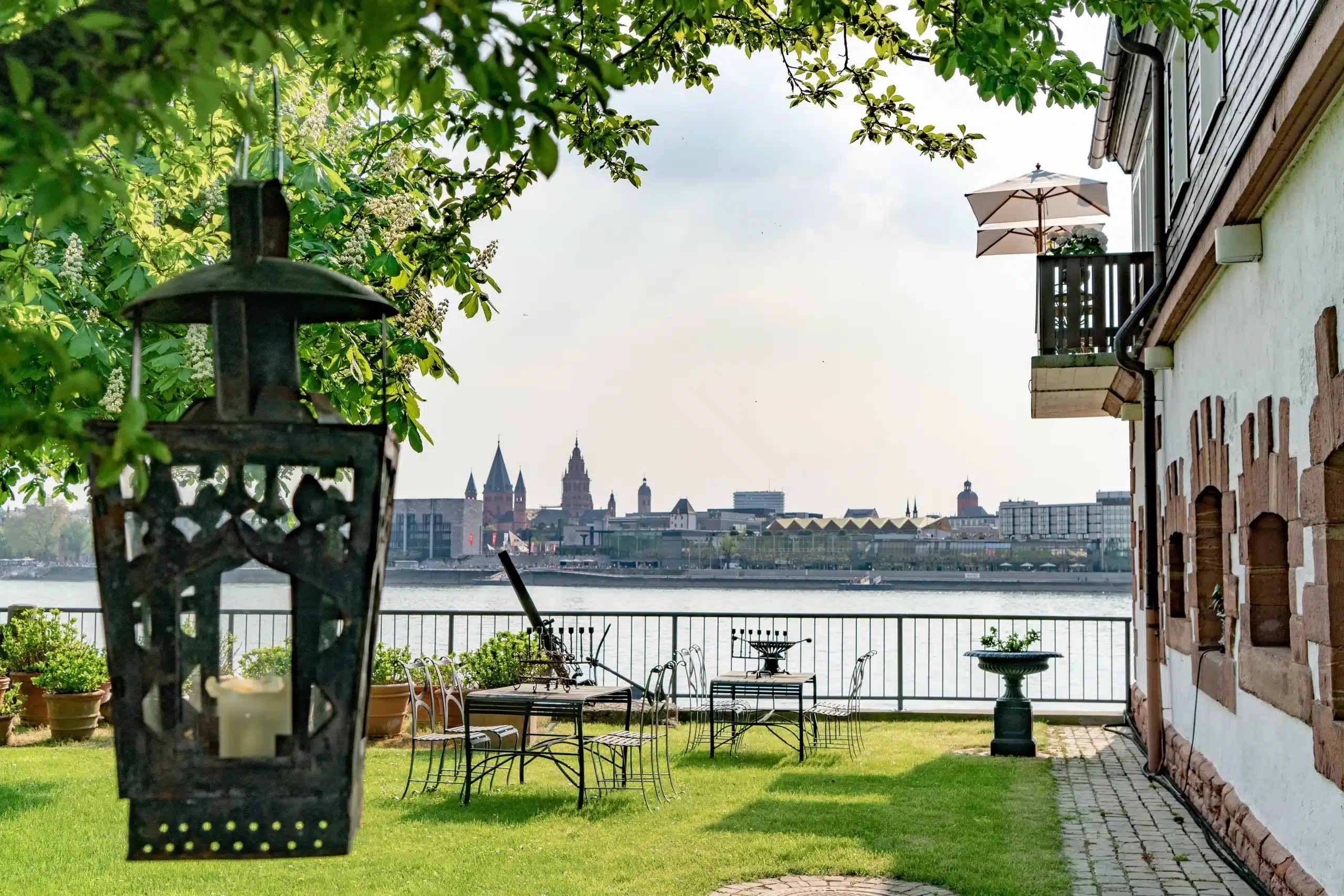 Hausbau Wiesbaden: Garten am Rheinufer mit Laterne