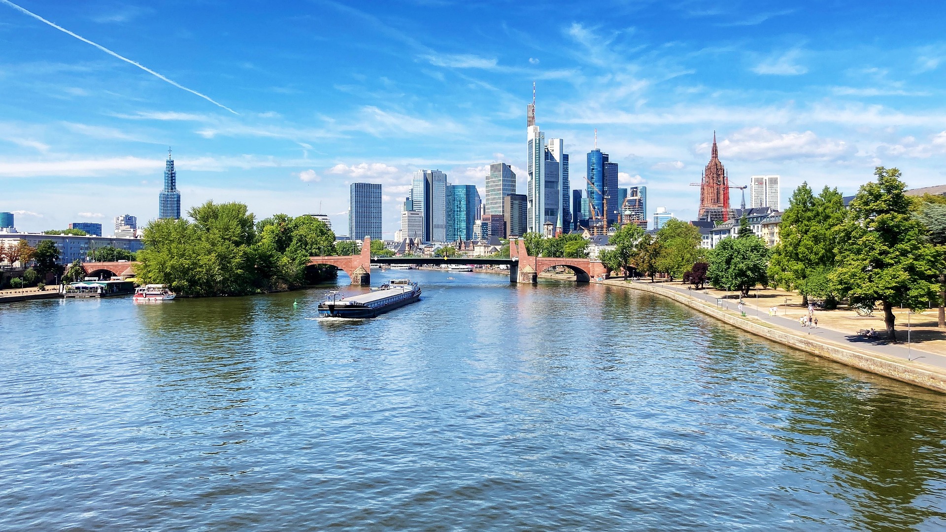 LP Bauträger Frankfurt 17 Bauträger Frankfurt: Frankfurter Skyline am Wasser