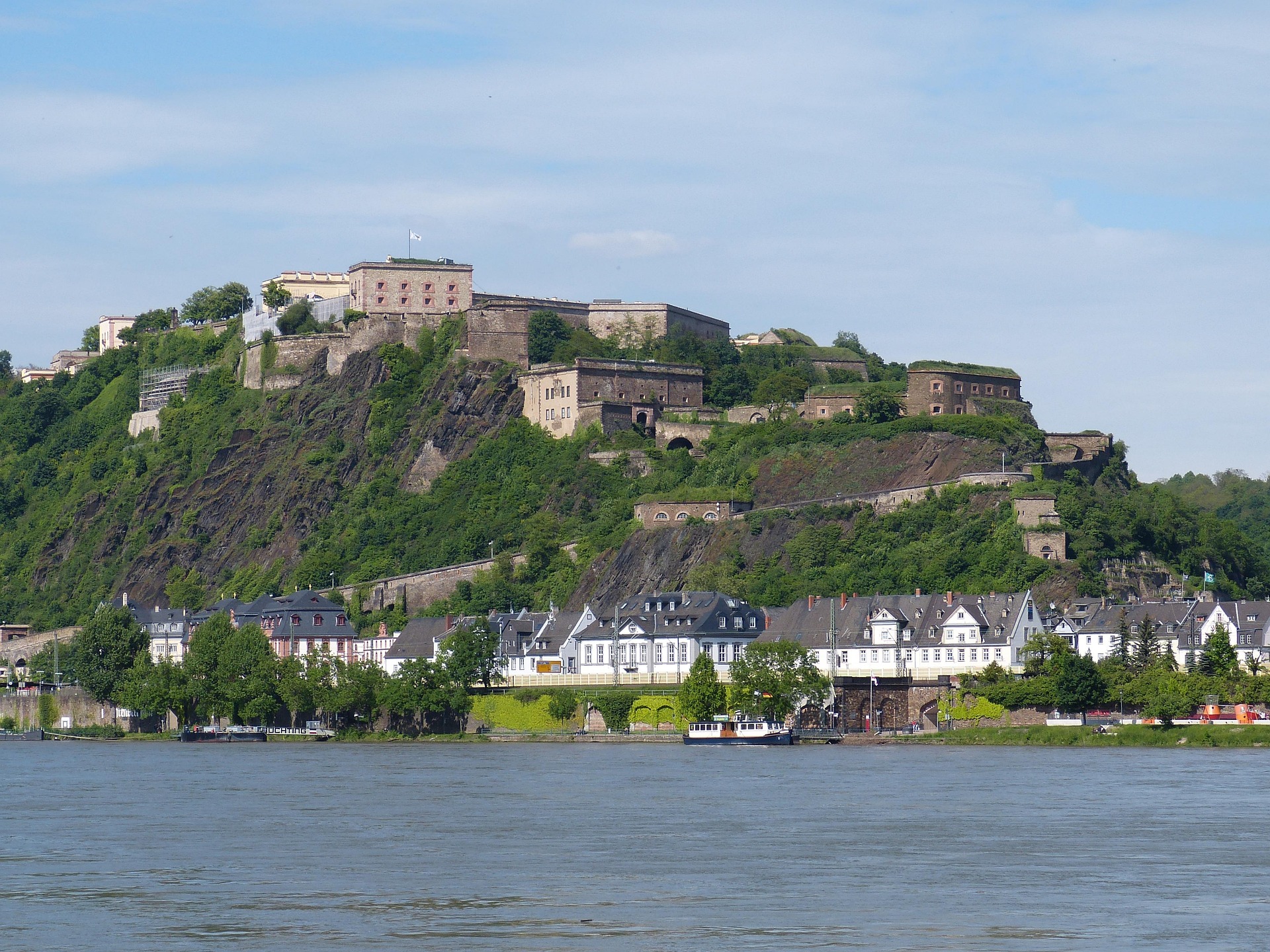 Massivhaus Koblenz: Blick auf die Festung Ehrenbreitstein mit Rhein