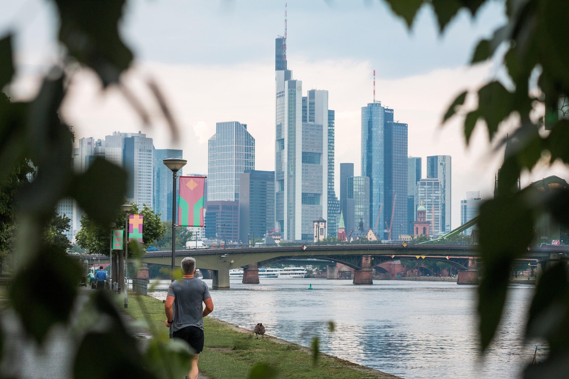 LP Frankfurt 17 Massivhaus Frankfurt - Skyline von Frankfurt mit Jogger