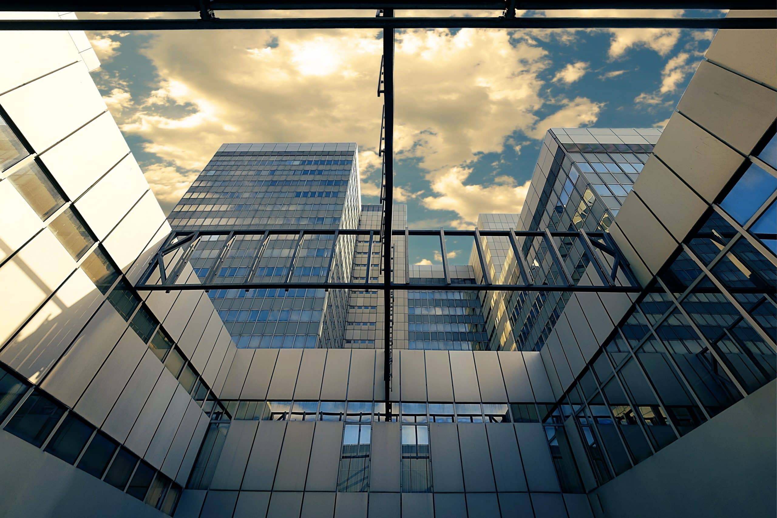 LP Generalunternehmer Bonn 17 Generalunternehmer Bonn: Moderne Gebäude unter einem Wolkenhimmel