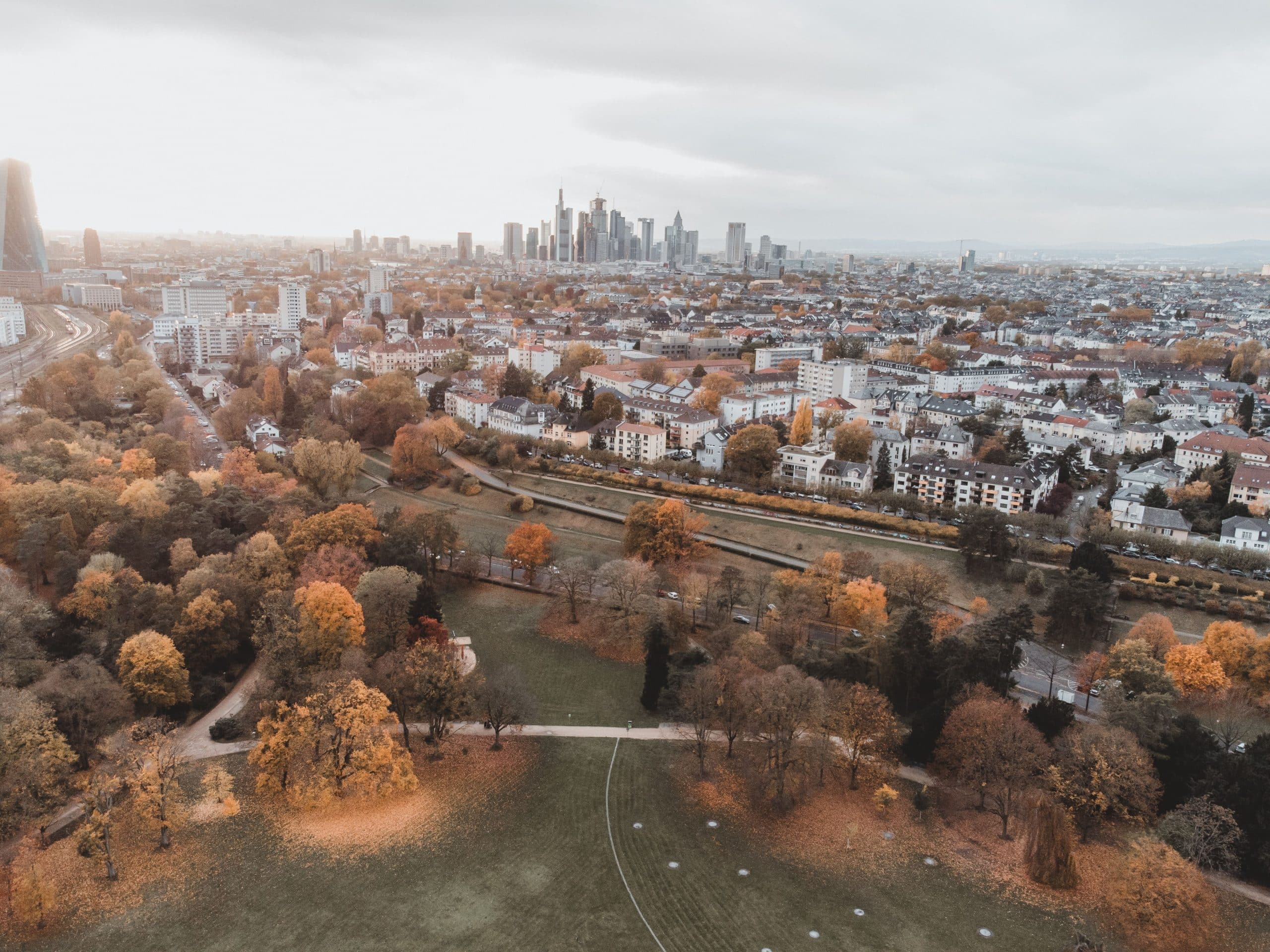 Generalunternehmer Frankfurt: Städtische Landschaft im Herbst