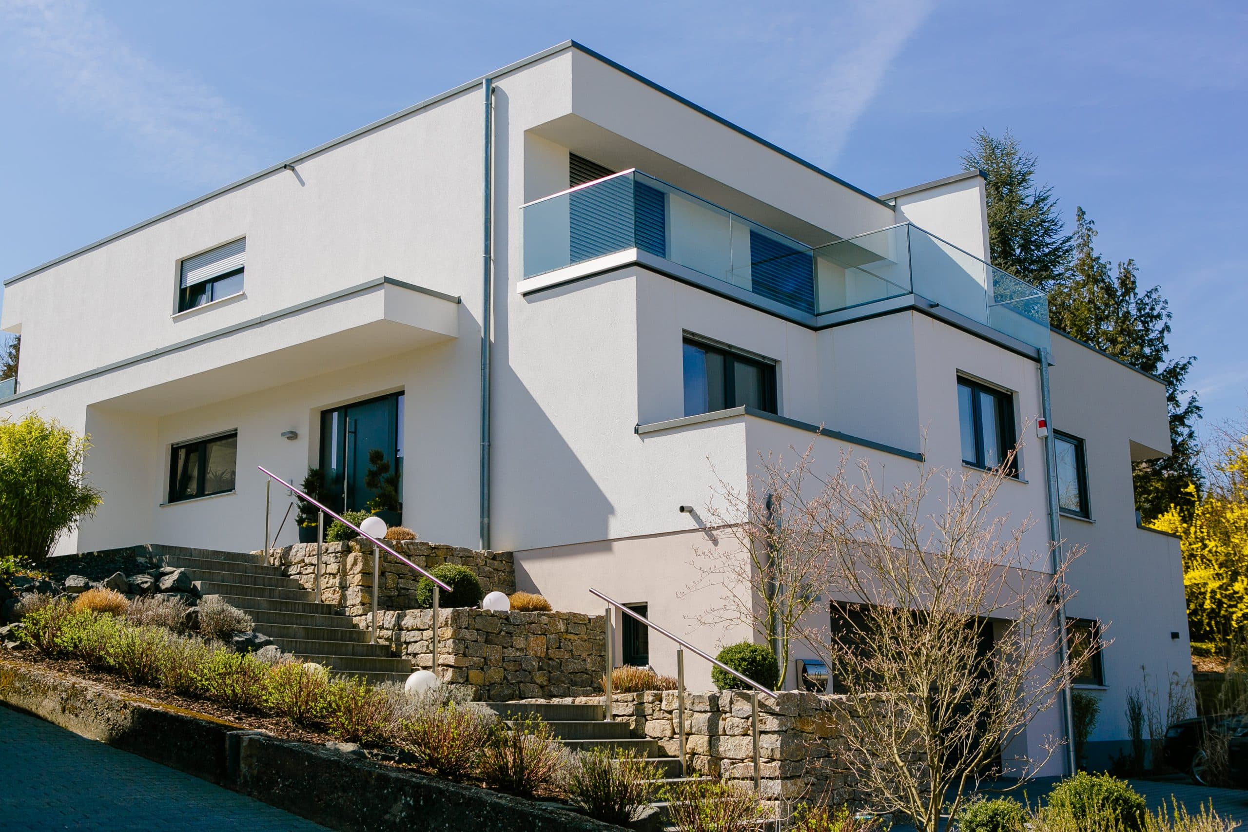 Schwieriges Grundstück bebauen 13 Modernes Haus mit Garten und Terrasse