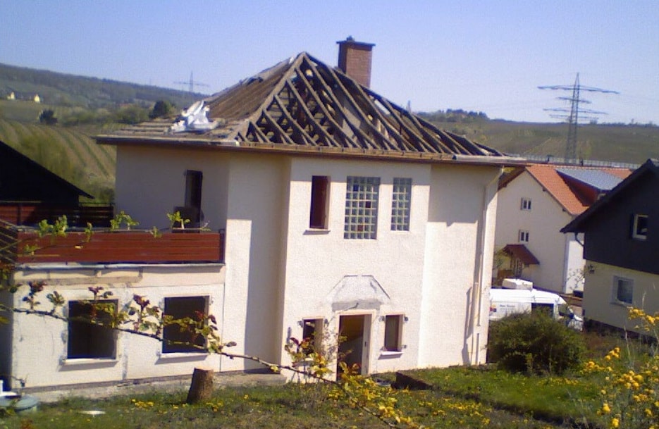 Schwieriges Grundstück bebauen 11 Unvollendetes Haus mit beschädigtem Dach