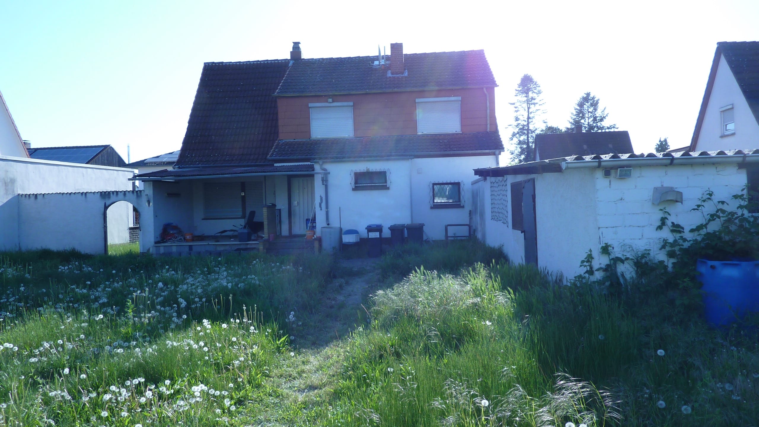 Schwieriges Grundstück bebauen 15 Hinterhof mit hohem Gras und Haus